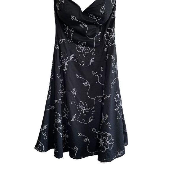 White House Black Market ~ strapless embroidered dress ~ size 4 - Picture 3 of 6